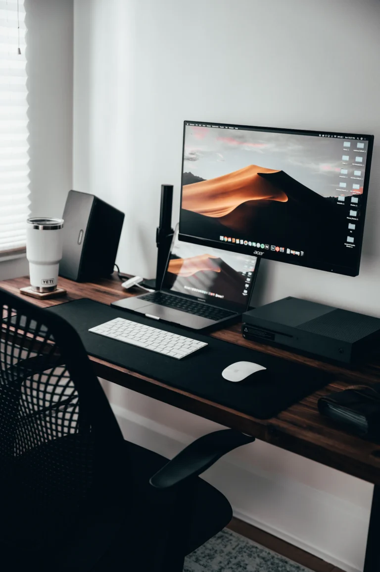 Arbeitsplatz mit Laptop und großem Monitor