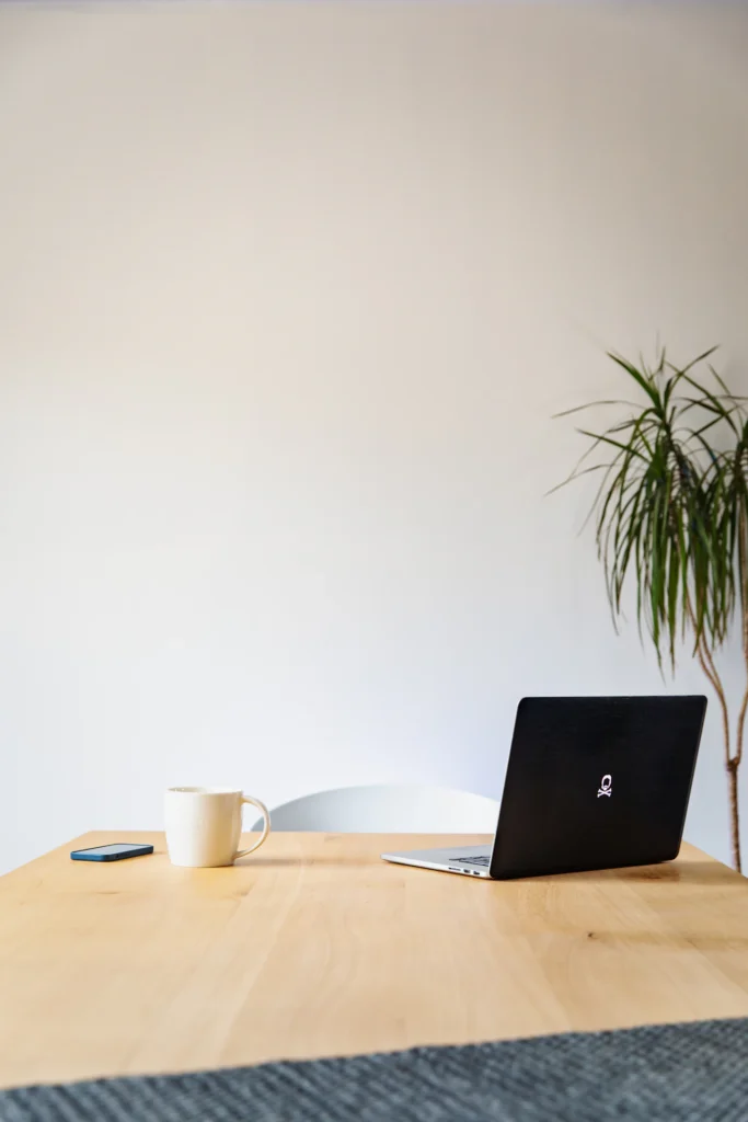 Minimalistischer Schreibtisch mit Laptop und Tageslicht