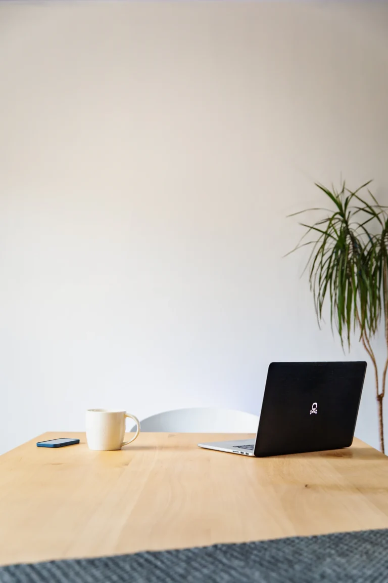 Minimalistischer Schreibtisch mit Laptop und Tageslicht