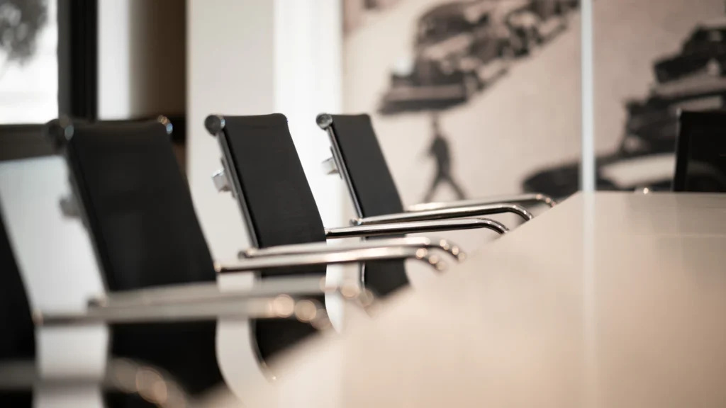 Konferenztisch mit einer Reihe leerer Bürostühle